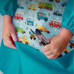 Фартук для творчества на завязках. Машинки принт