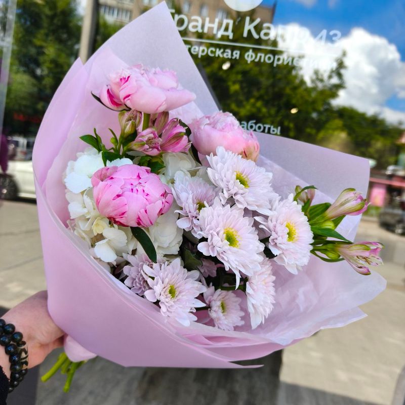 Очаровательный букет с пионами "Сладкая вата" Очаровательный букет с пионами "Сладкая вата"