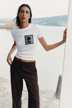 ZARA ФУТБОЛКА С КАРМАНОМ И ЦВЕТКОМ, БЕЛЫЙ