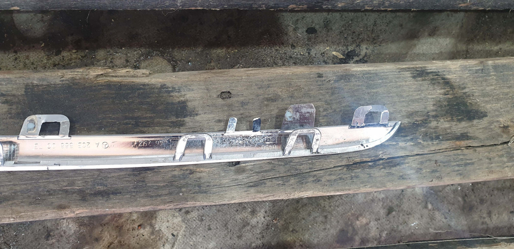 Молдинг решетки радиатора Mercedes C-Class W205 14-18 Б/У Оригинал A2058880073