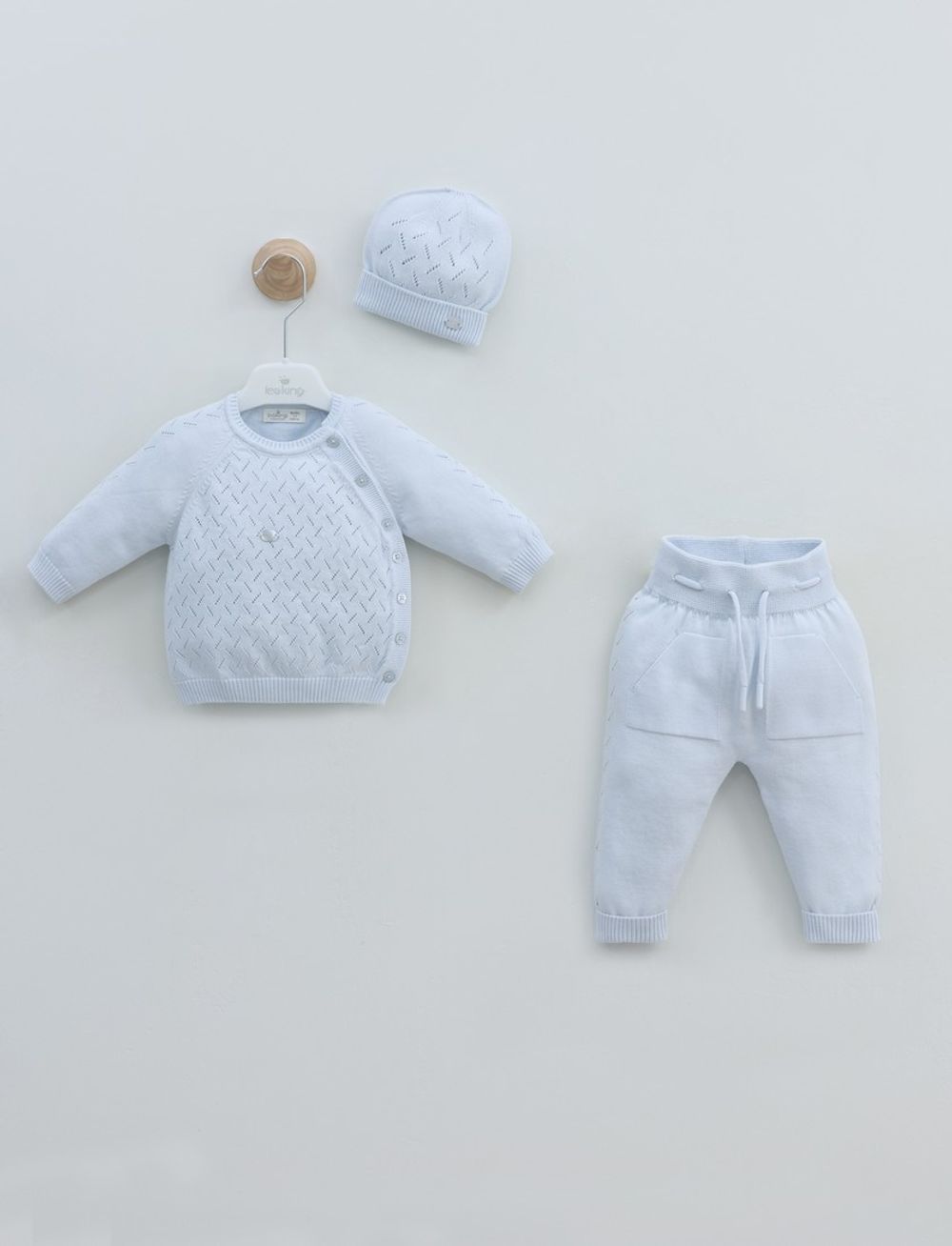 джемпер с брюками и шапочкой