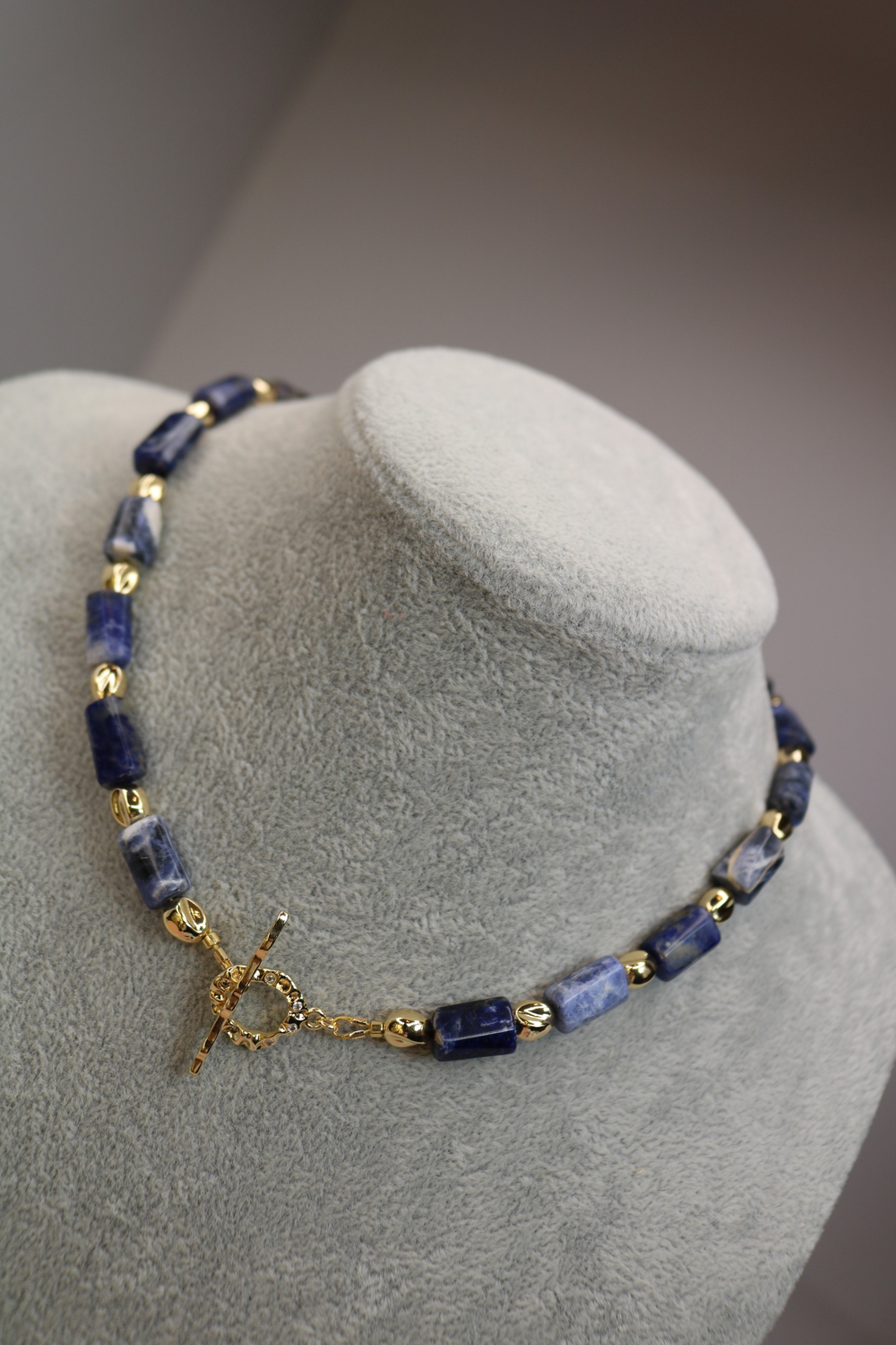 alt="Колье из содалита с золотыми проставками, геометричный чокер"