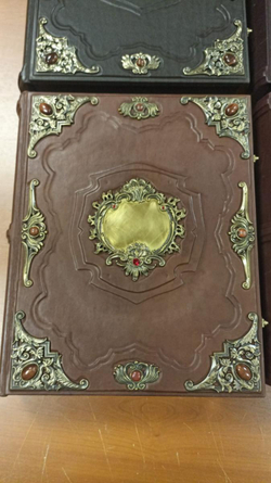 Подарочная родословная книга "Ювелирная" из натуральной кожи, с накладкой (бордовая)