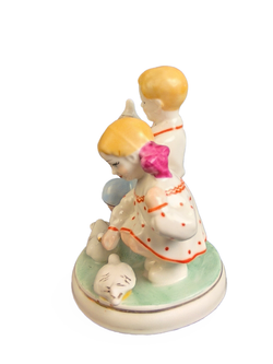 Фарфоровая статуэтка "Дети кормят голубей" Полонский ЗХК