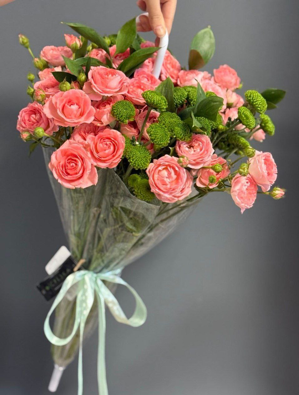 Зонт с Розами, Хризантемой и Рускусом.