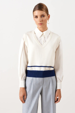 23052 Жилет женский (молочный / синий)
