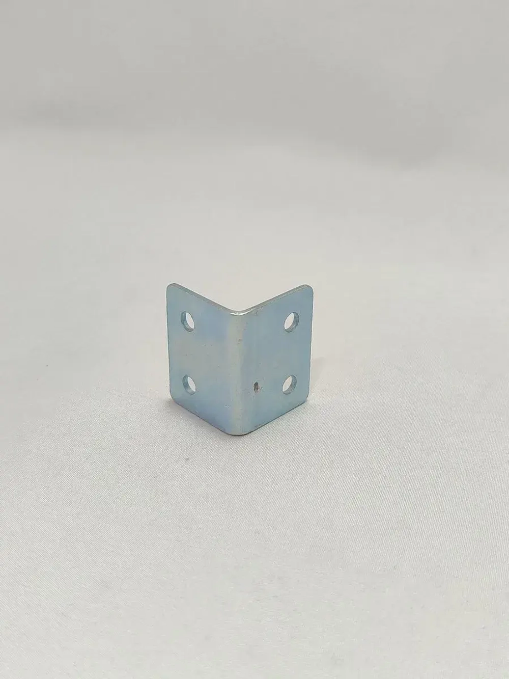 Уголки металлические крепёжные мебельные 23 мм/12штук