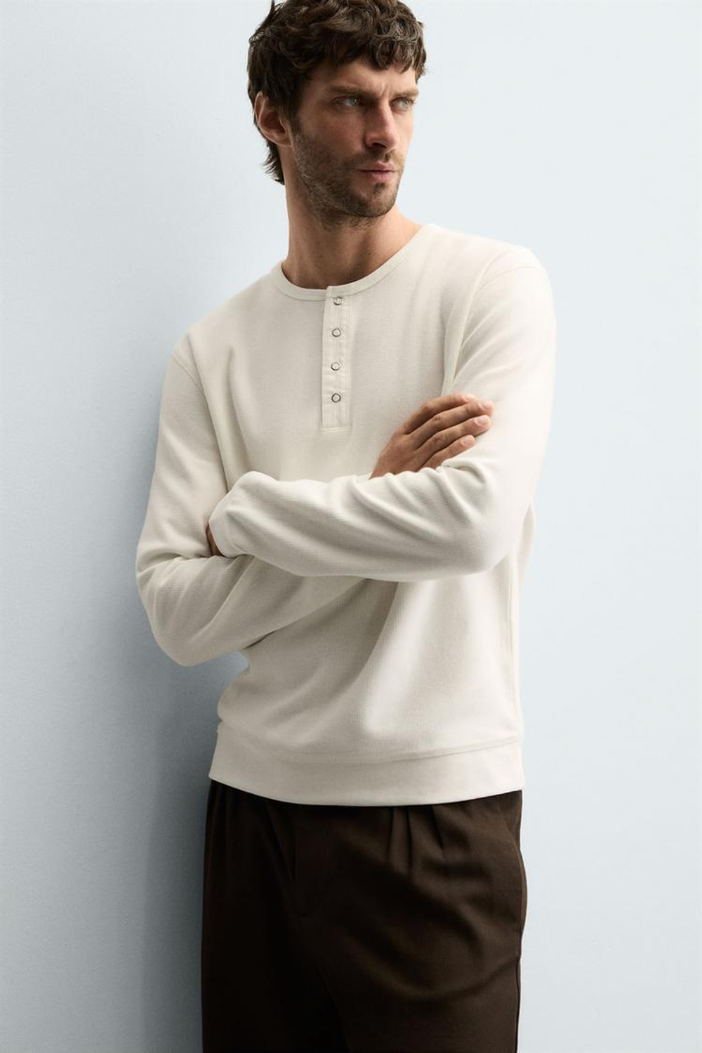 ZARA ЛОНГСЛИВ В РУБЧИК С ПУГОВИЦАМИ НА ГОРЛОВИНЕ, ЖЕЛТОВАТО-БЕЛЫЙ