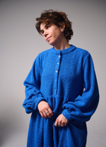 Платье оверсайз "жабо без жабо" из плюшевой ткани Тедди, ярко-синий