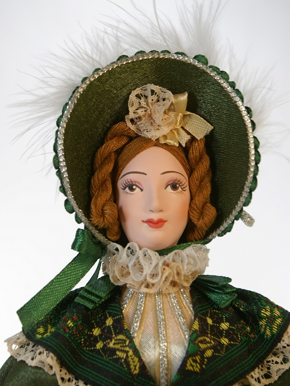 Кукла фарфоровая коллекционная Дама с муфтой и в капоре в костюме 19 века