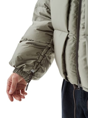 Короткий стеганый пуховик в цвете хаки