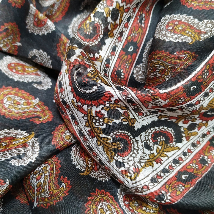 Платок материал Шелк 100% "Ряды огурцов" цвет красный горчичный серый на черном с черной каймой 100x100см.