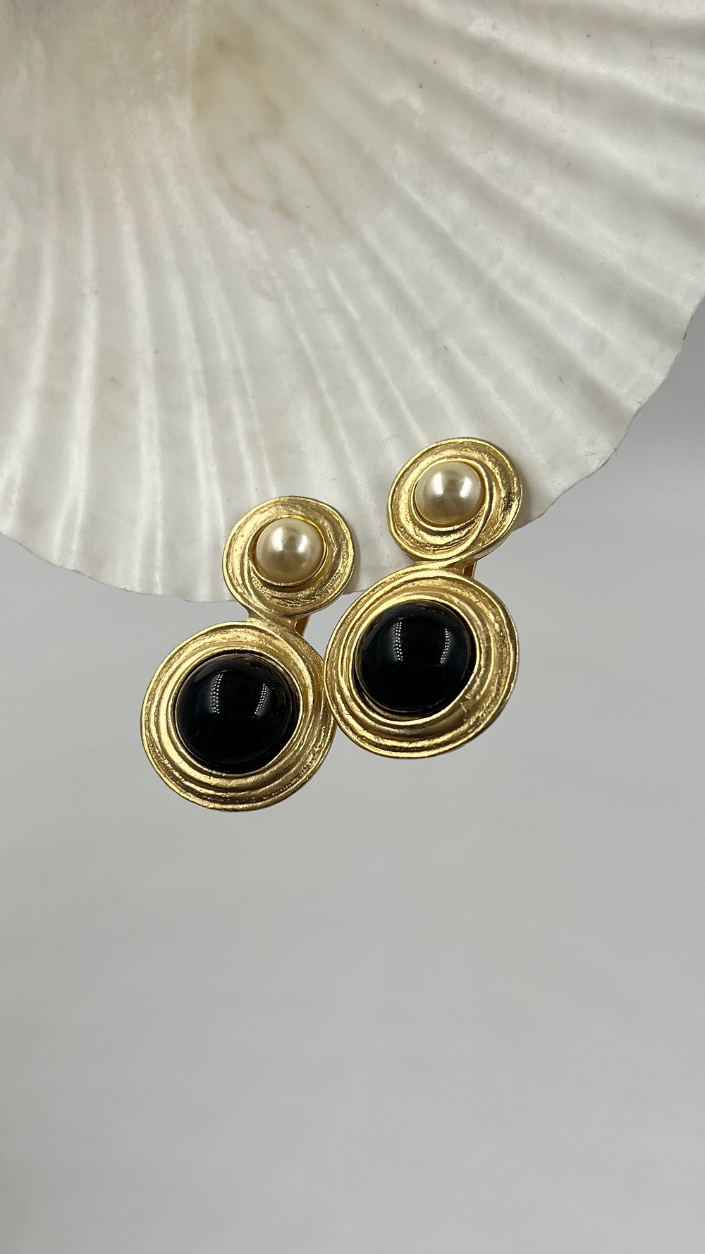 Клипсы с чёрными и «жемчужными» вставками Anne Klein