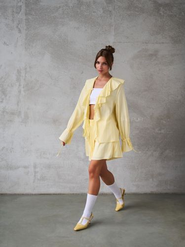 Желтый костюм с рюшами в стиле бохо