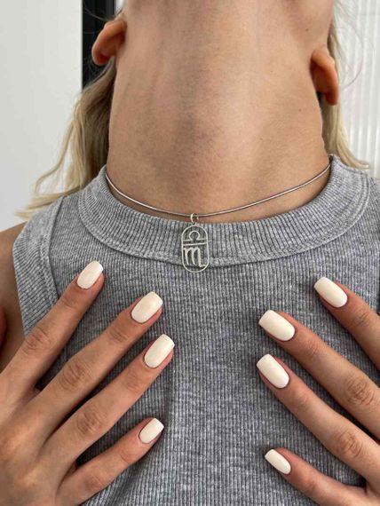 Подвеска Куспид Весы-Скорпион из серебра, фото на модели вблизи 2