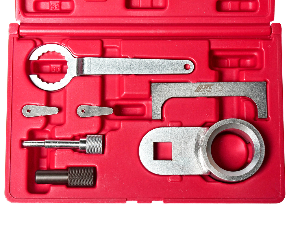 JTC-4930 - Набор инструментов для фиксации и синхронизации распредвала VW Transporter,LT,Crafter (ремень) JTC -  
  Специальный набор инструментов применяется для фиксации распредвала и установки фаз ГРМ.

 
  В комплекте:
 

  
    Приспособление для фиксации шкива виброгасителя.
    Стопор распредвала.
     Фиксатор зубчатого колеса ТНВД. 
     Накидной ключ SW32 для регулировки натяжного ролика зубчатого ремня ГРМ. 
     Штифт для фиксации коленчатого вала.     
  
 
 
  Применение: Фольксваген (Volkswagen) Transporter, LT, Crafter.
  Двигатели: 2,4D, 2,5SDI, 2,5TDI, 2,5TDI, Common Rail. 
  Упаковка: прочный пластиковый кейс.
  Габаритные размеры: 290/200/60 мм. (Д/Ш/В) 
  Вес: 1573 гр.