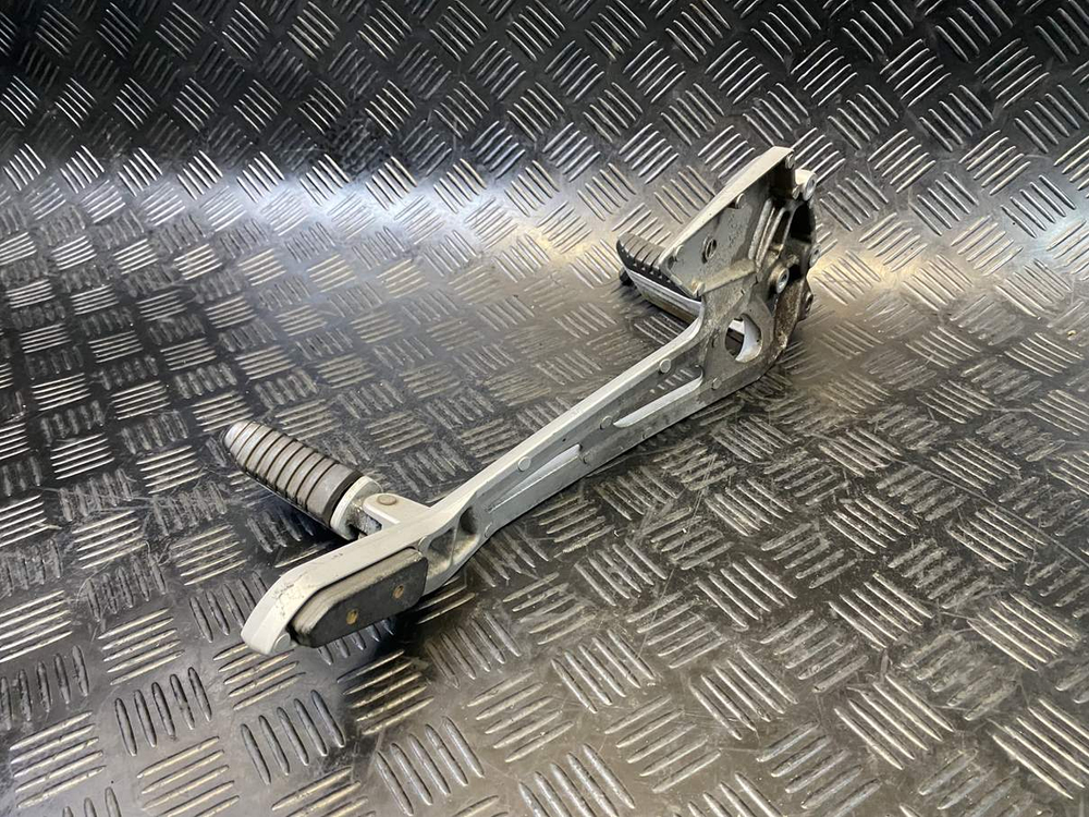 Подножки водителя и пассажира с кронштейном левые Suzuki GSR400 (GK7DA)