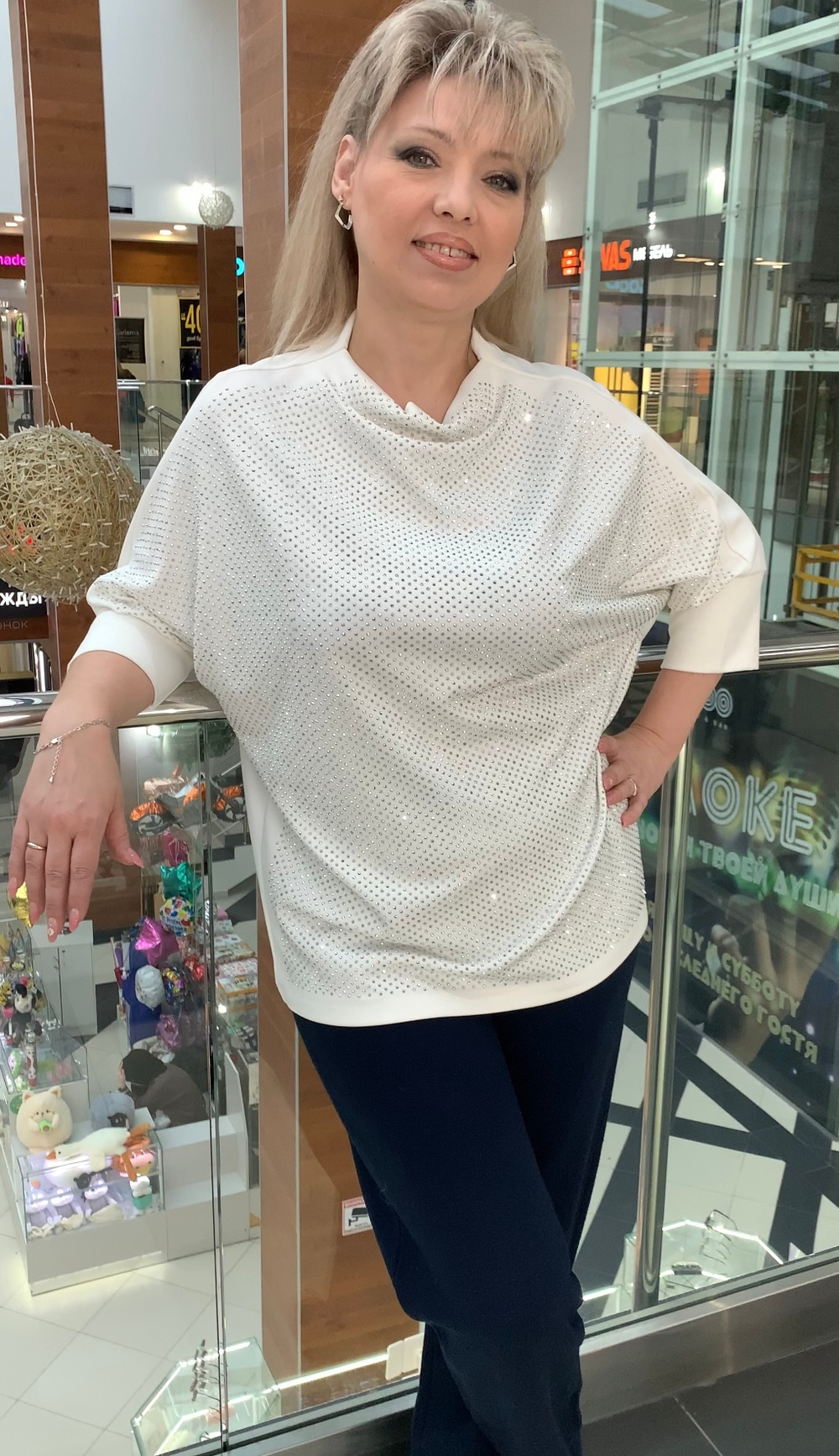 Белый нарядный джемпер со стразовым принтом