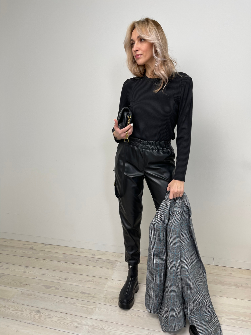 Лонгслив в рубчик черный 3