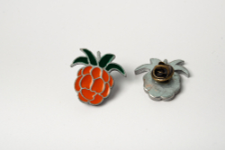 Металлический значок «Морошка»