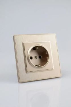 Розетка золото одинарная пластик