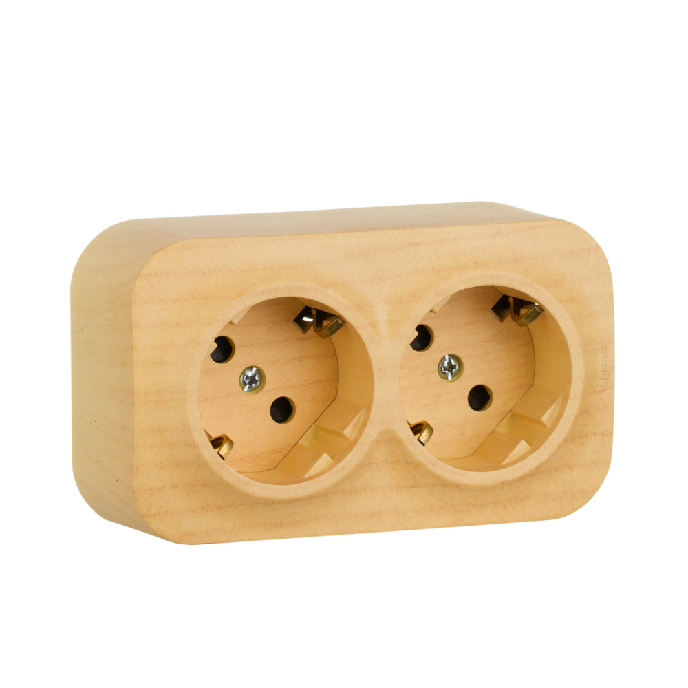 Розеточный блок двойной с заземлением со шторками IP20 16А 250В дерево Quteo Legrand