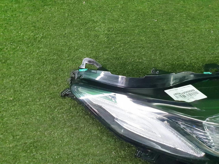 Стекло фары правое Toyota Camry xv70 (2017-н.в.)