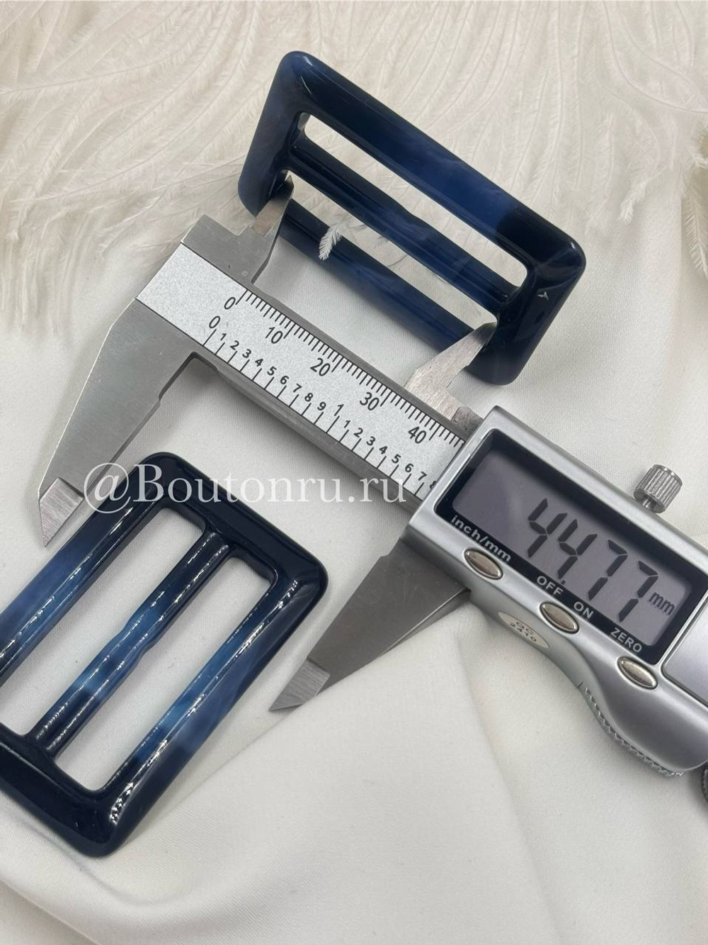 Пряжка синяя с голубыми прожилками глянец