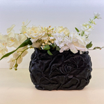 Ваза чёрная с выпуклым рисунком цветов