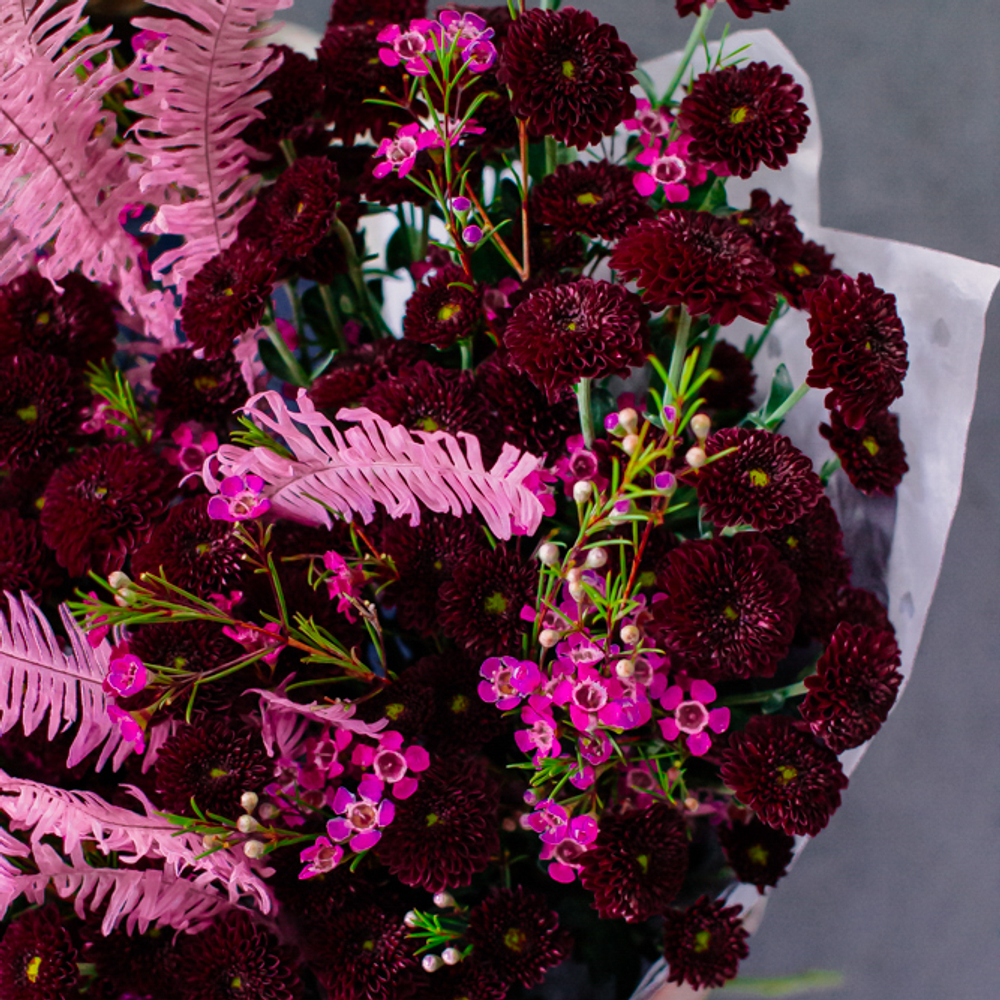 53. Букет с хризатемами сантини в бордовых оттенках