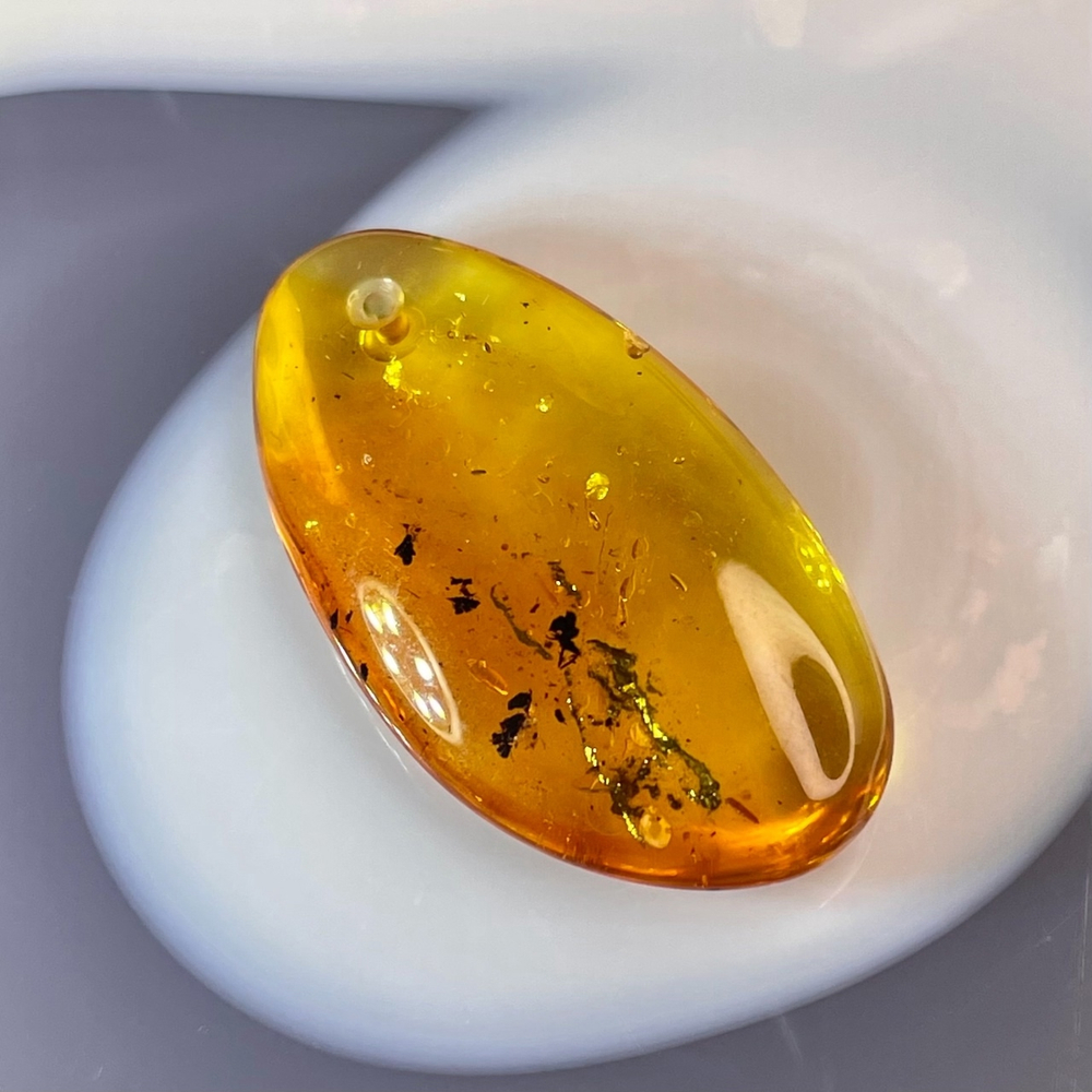 50558  Янтарь Кулон с живностью 17*33мм (Заряжен на Удачу)