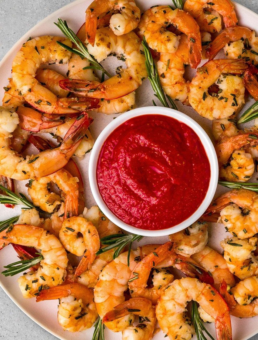 Креветки с пряным томатно-хреновым дипом