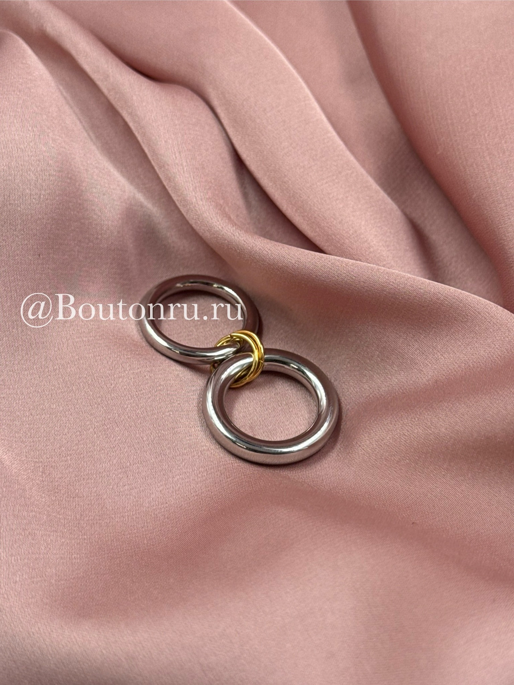 Кольцо двойное серебристое с золотыми соединительными кольцами
