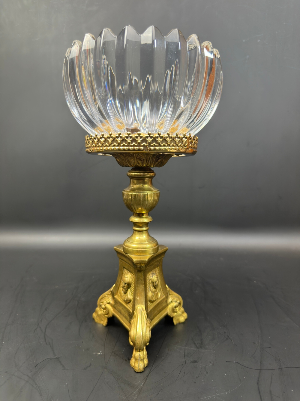 Декоративная ваза на подставке