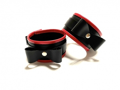 НАРУЧНИКИ С БАНТИКАМИ ИЗ ЭКО-КОЖИ ЧЕРНО-КРАСНЫЕ