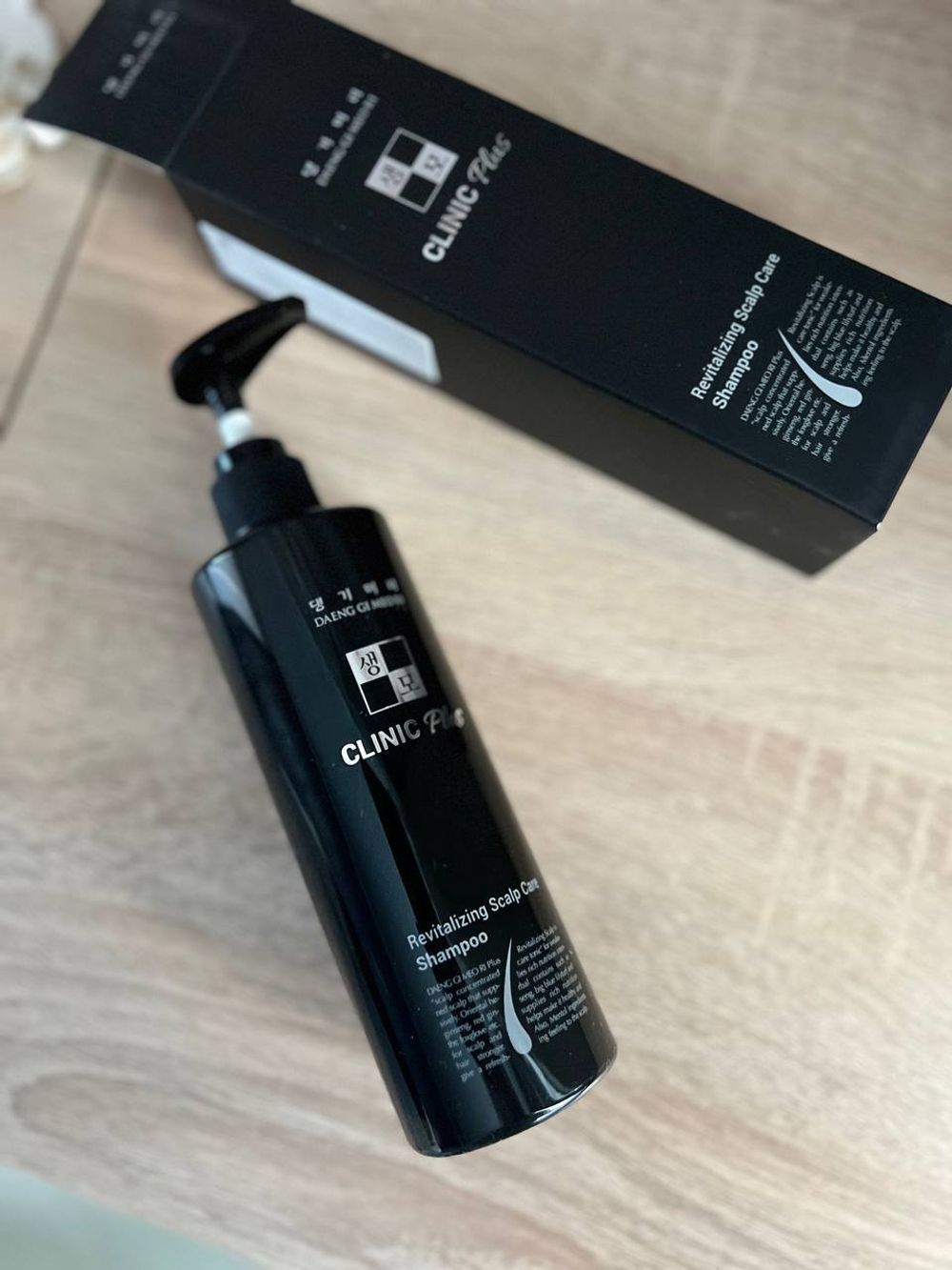 Шампунь для ухода за кожей головы DAENG GI MEO RI Clinic plus Revitalizing Scalp Care Shampoo 300ml (С/Г до 16.10.2025)