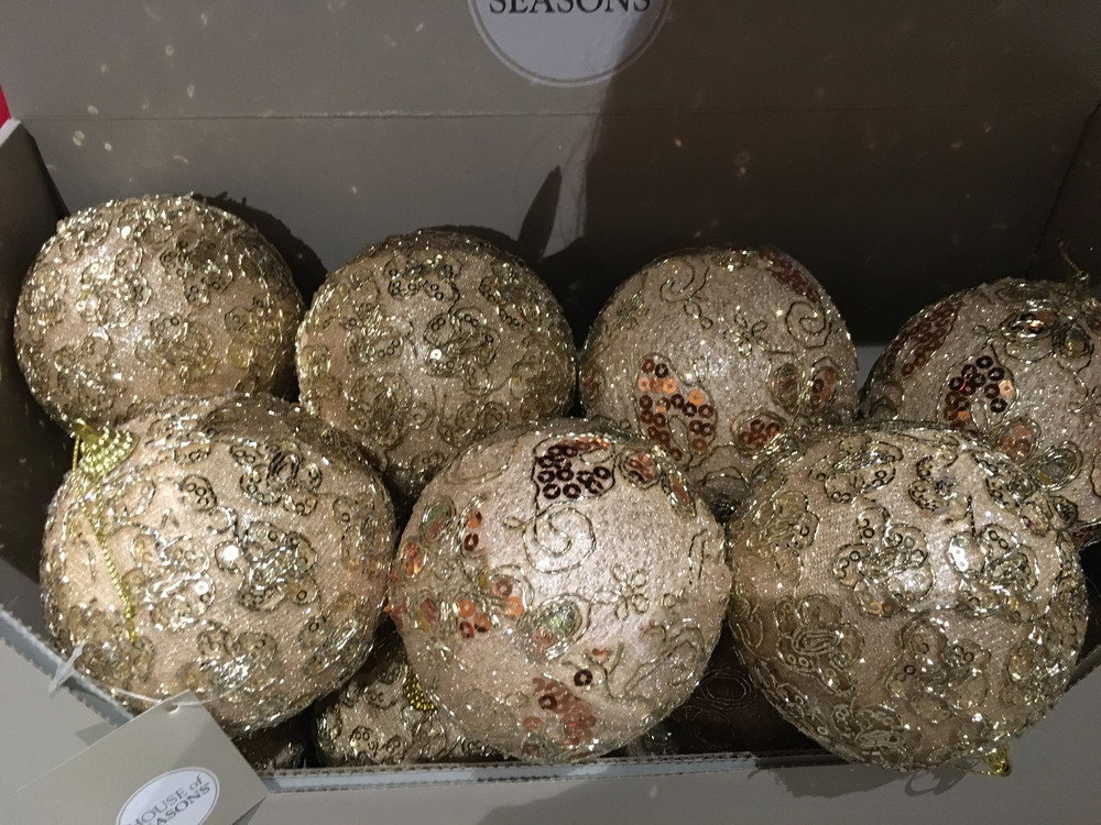 Набор шаров 24шт 10см House of Seasons золото с кружевом в ассортименте 2 вида