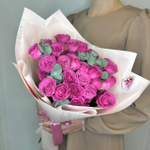 Моно букет Малиновых кустовых роз с эвкалиптом