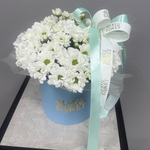 Композиция в шляпной коробке из ромашек и хлопка