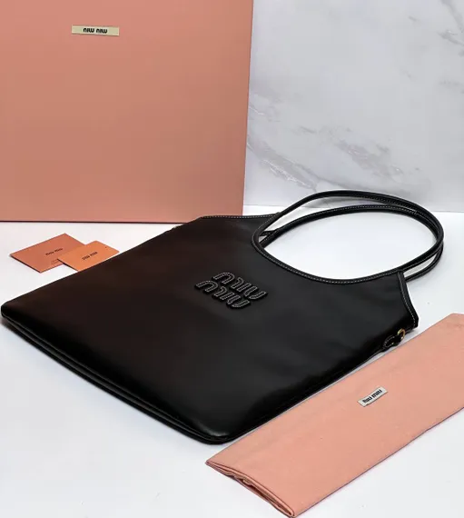 Cумка-тоут MIU MIU IVY с аппликацией логотипа в черном цвете
