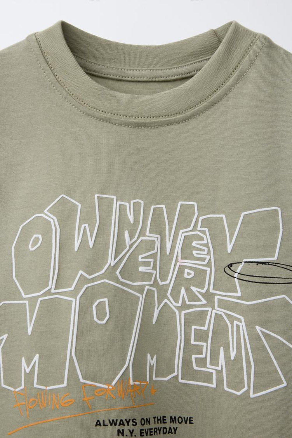 ZARA ФУТБОЛКА С ПРИНТОМ ГРАФФИТИ, СВЕТЛЫЙ ХАКИ