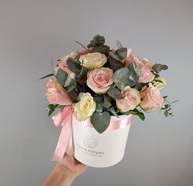 Композиция из роз "Атена" и "Пинк Атена" с эвкалиптом