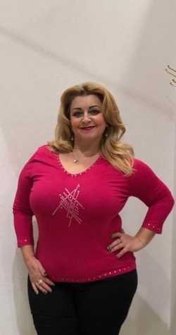 Яркий вискозный блузон с металлическим принтом