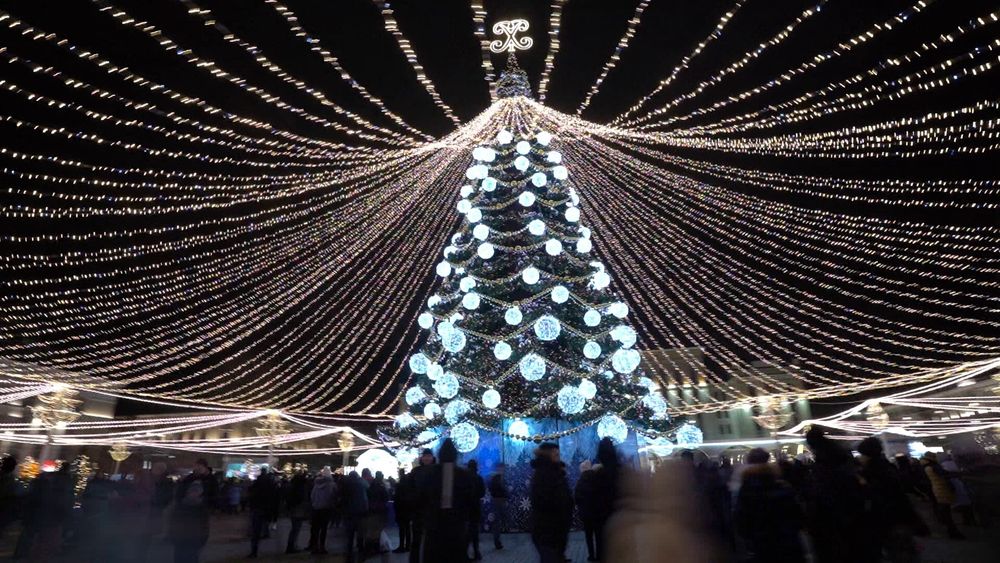 Светодинамическая елка ствольная - встроенная гирлянда: Теплый свет - "Таежная" от 11 до 21 м