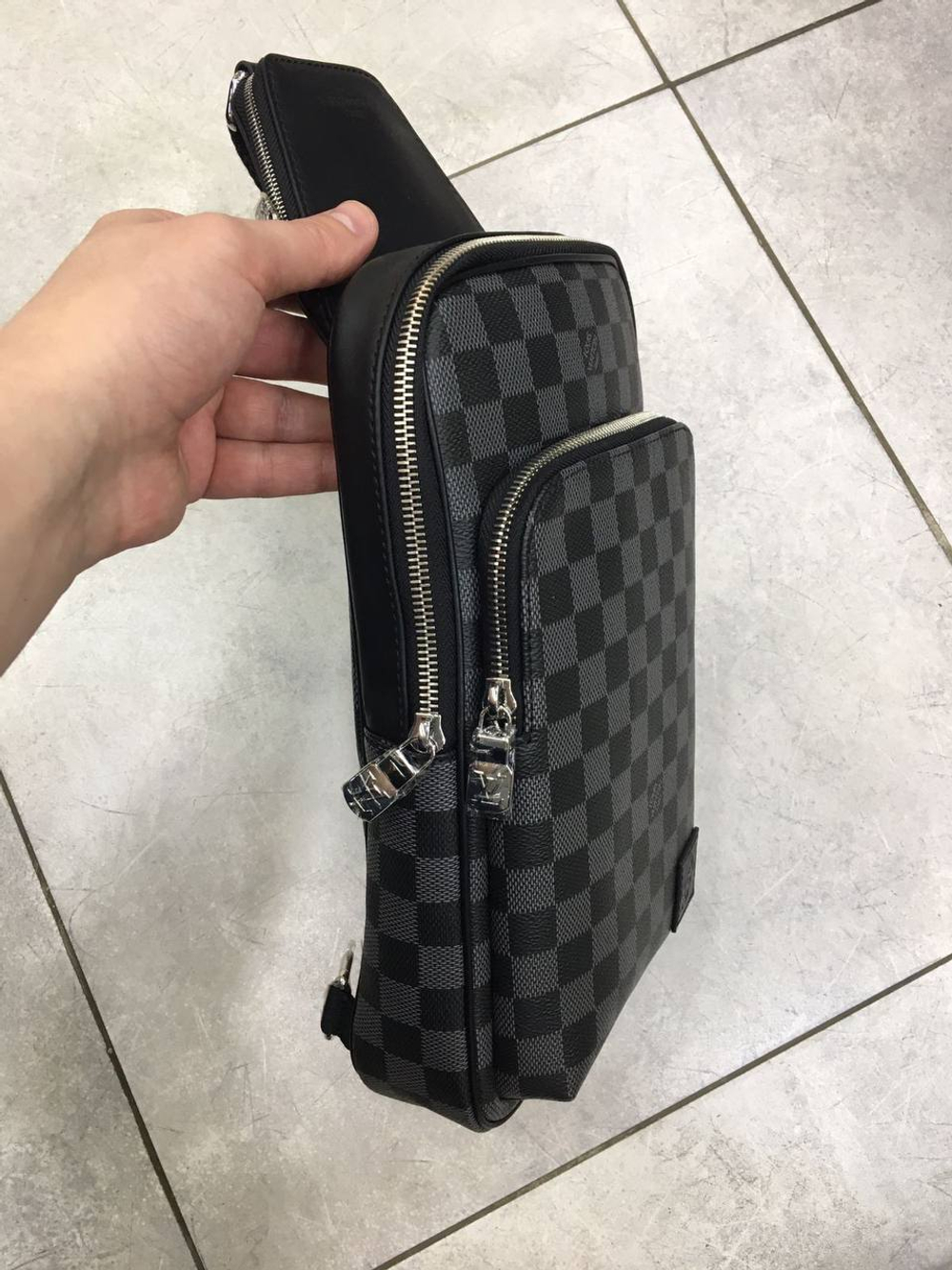 Сумка-слинг Louis Vuitton