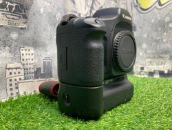 Canon 5D + Canon Battery Grip BG-E4