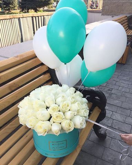 Белые розы в подарочной коробке "Maison des fleurs Tiffany & CO"