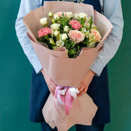 Сборный букет с диантусами, кустовой розой, альстромерией