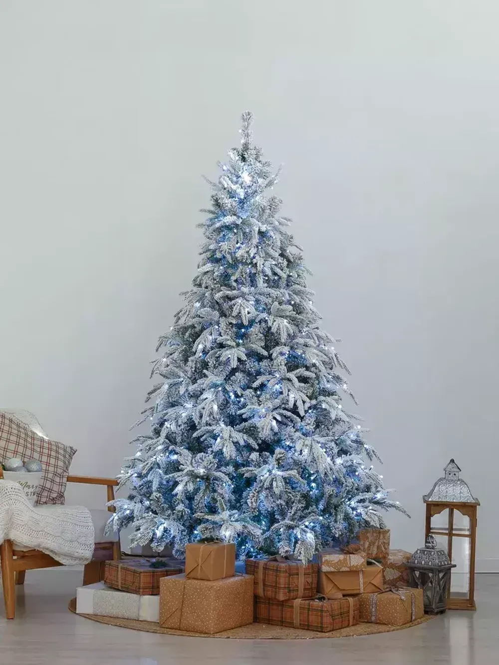 Заснеженная елка с гирляндой «Форесто» холодный свет (Литая+пвх) 180 см / 1,8 м