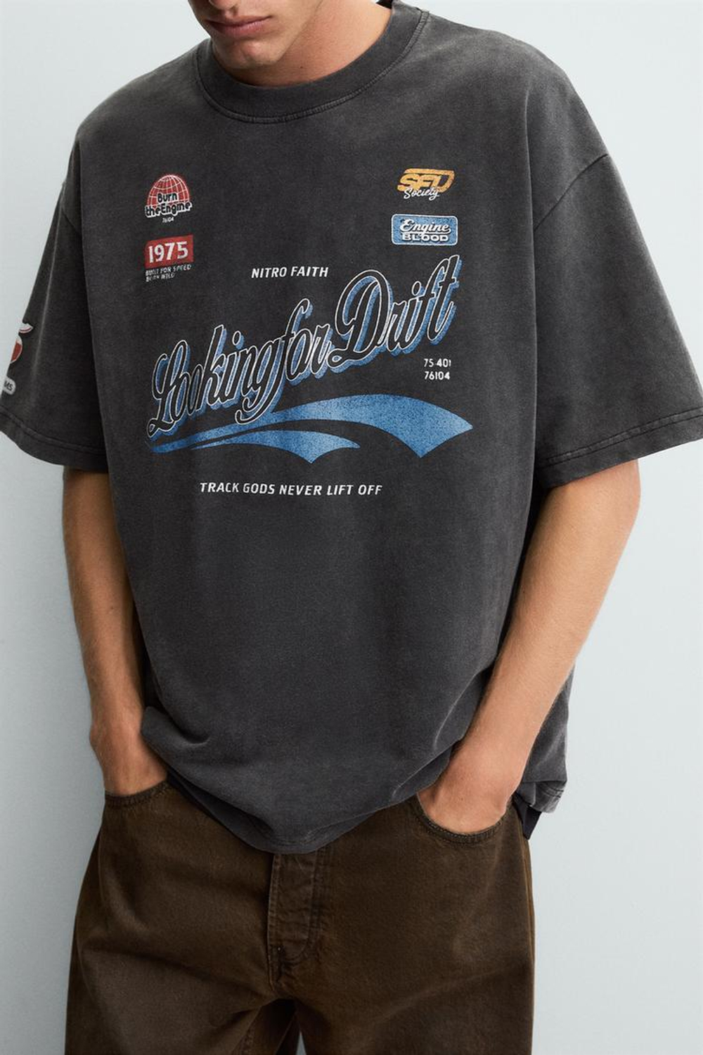 ZARA ФУТБОЛКА С ГРАФИЧЕСКИМИ ЛОГОТИПАМИ, ТЕМНЫЙ АНТРАЦИТ